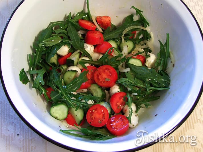 Салат с рукколой, помидорами и моцареллой - Кулинарный пошаговый рецепт ...